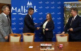 21 października 2026 roku w Urzędzie Miasta Malborka Prezes Zarządu Miejskiego Zakładu Komunikacji w Malborku Małgorzata Zemlik podpisała umowę z Andrzejem Sienkiewiczem Dyrektorem Sprzedaży firmy Sol 6