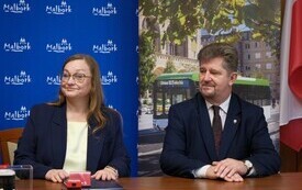 21 października 2026 roku w Urzędzie Miasta Malborka Prezes Zarządu Miejskiego Zakładu Komunikacji w Malborku Małgorzata Zemlik podpisała umowę z Andrzejem Sienkiewiczem Dyrektorem Sprzedaży firmy Sol 7