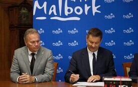 21 października 2026 roku w Urzędzie Miasta Malborka Prezes Zarządu Miejskiego Zakładu Komunikacji w Malborku Małgorzata Zemlik podpisała umowę z Andrzejem Sienkiewiczem Dyrektorem Sprzedaży firmy Sol 8