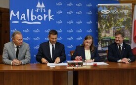 21 października 2026 roku w Urzędzie Miasta Malborka Prezes Zarządu Miejskiego Zakładu Komunikacji w Malborku Małgorzata Zemlik podpisała umowę z Andrzejem Sienkiewiczem Dyrektorem Sprzedaży firmy Sol 9