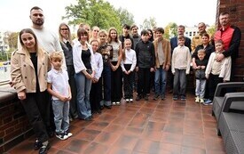 grupowe zdjęcie laureat&oacute;w i opiekun&oacute;w