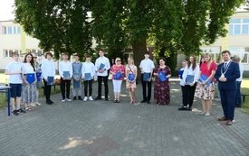 Zbiorowe zdjęcie nagrodzonych uczni&oacute;w, nauczycieli i Burmistrza Miasta Malborka
