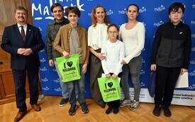 burmistrz z laureatami II kategorii i opiekunami