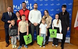 burmistrz z laureatami I kategorii i opiekunami