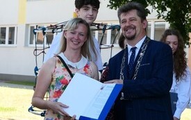 Burmistrz Miasta Malborka Marek Charzewski oraz nauczycielka