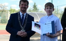 Burmistrz Miasta Malborka Marek Charzewski oraz nagrodzony uczeń