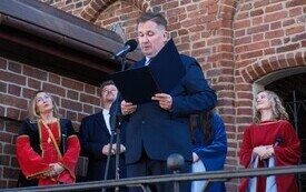 23 października 2026 roku odbyło się uroczyste otwarcie Ratusza Staromiejskiego w Malborku po zakończonej renowacji. Uroczystości towarzyszyły podziękowania oraz występy zespoł&oacute;w działających przy Mal 35