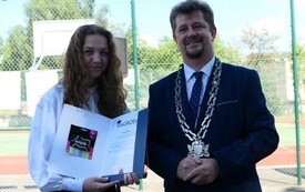 Nagrodzona uczennica oraz Burmistrz Miasta Malborka Marek Charzewski