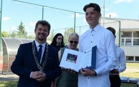 Burmistrz Miasta Malborka Marek Charzewski wręcza nagrodę i gratuluje uczniom