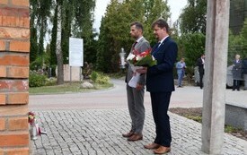 składanie kwiat&oacute;w pod pomnikiem Stalag XXB