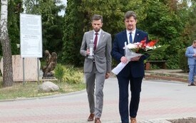 składanie kwiat&oacute;w pod pomnikiem Stalag XXB