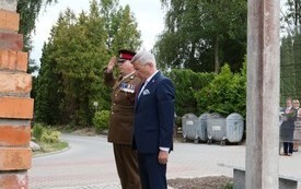 składanie kwiat&oacute;w pod pomnikiem Stalag XXB