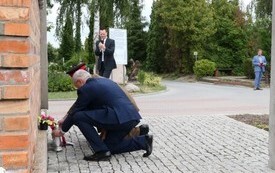 składanie kwiat&oacute;w pod pomnikiem Stalag XXB