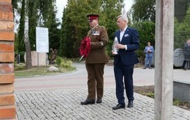 składanie kwiat&oacute;w pod pomnikiem Stalag XXB