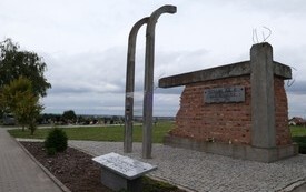 pomnik Stalag XX B na cmentarzu komunalnym