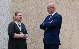 goście odwiedzający wystawę