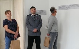 goście odwiedzający wystawę