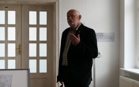 goście odwiedzający wystawę