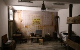 pomieszczenie, kt&oacute;re zostało zaadaptowane tak by przypominało celę stalagu XXB