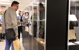 zwiedzanie wystawy, zwiedzający, eksponaty