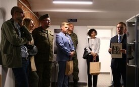 zwiedzanie wystawy, zwiedzający, eksponaty