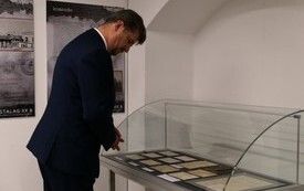 burmistrz miasta Malborka Marek Charzewski oglądający jedną z ekspozycji 