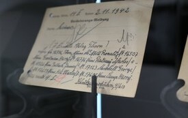 jeden z eksponat&oacute;w, kartka pocztowa