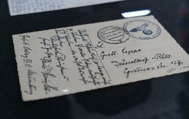 jeden z eksponat&oacute;w, kartka pocztowa