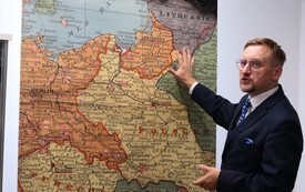 osoba prezentująca coś na mapie