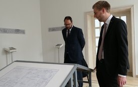 zwiedzanie wystawy, zwiedzający, eksponaty