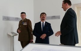 goście odwiedzający wystawę