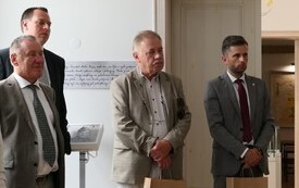 goście odwiedzający wystawę