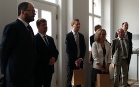 zwiedzanie wystawy, zwiedzający, eksponaty