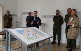 zwiedzanie wystawy, zwiedzający, eksponaty