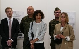 goście odwiedzający wystawę