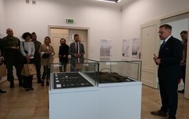 zwiedzanie wystawy, zwiedzający, eksponaty