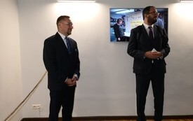 zwiedzanie wystawy, zwiedzający, eksponaty