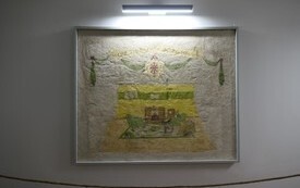 gł&oacute;wny z element&oacute;w wystawy, mural ze stalagu