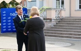 Burmistrz Charzewski wręcza kwiaty kuratorowi wystawy Pani Beacie Grudzieckiej