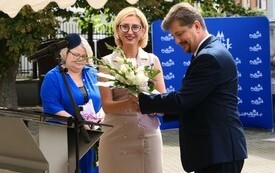 Burmistrz Malborka wręcza kwiaty dyrektor Muzeum Miasta Malborka