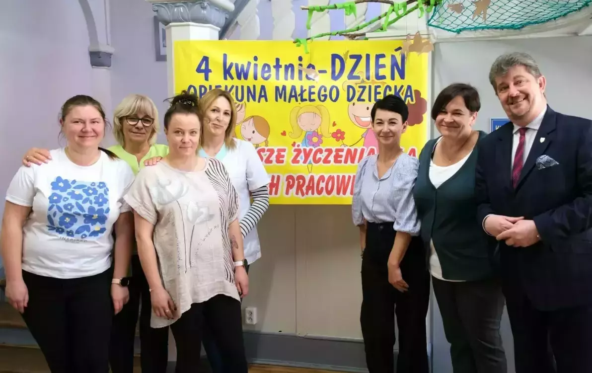 pracownicy miejskiego żłobka wraz z burmistrzem miasta