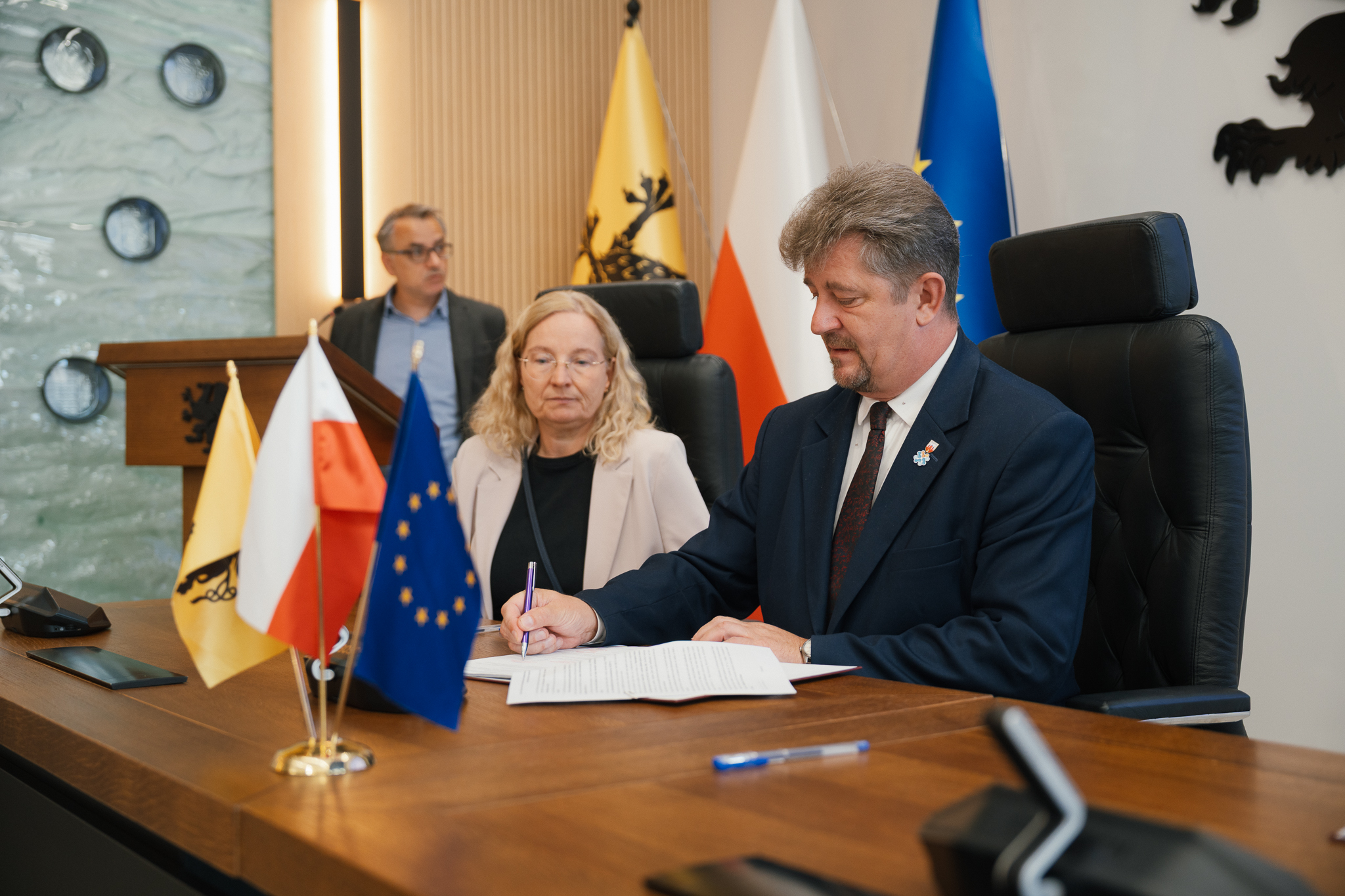 burmistrz podpisuje umowę, obok Skarbnik Malborka
