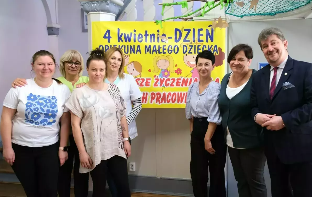 pracownicy miejskiego żłobka wraz z burmistrzem miasta