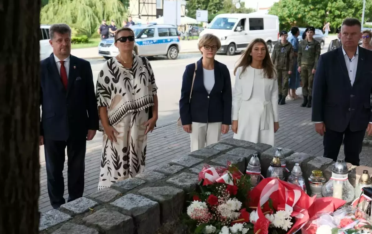 burmistrz oraz radni pod pomnikiem Żołnierzy Wyklętych