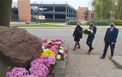 Zdjęcie do Symboliczne kwiaty w Rocznicę Odzyskania Przez Polskę Niepodległości