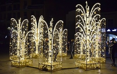Zdjęcie do Nowe iluminacje świąteczne i choinka miejska odpalone na Mikołajki 