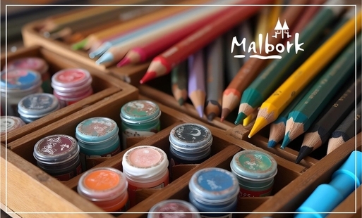 baner z farbami i kredkami w różnych kolorach