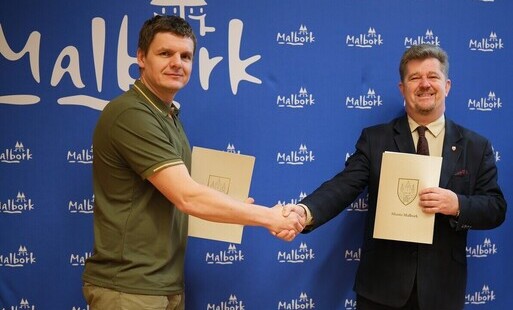 wykonawca z burmistrzem Malborka