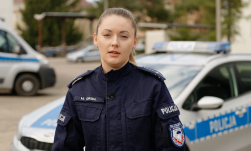 policjantka na tle radiowozu