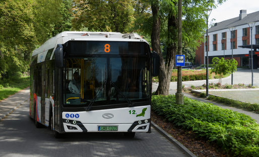 autobus MZK w parku